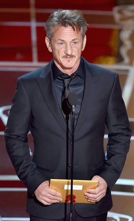 Sean Penn anuncia o vencedor da categoria melhor diretor: 'Quem deu a esse filho da mãe seu green card? Birdman!' Foto: KEVIN WINTER / AFP