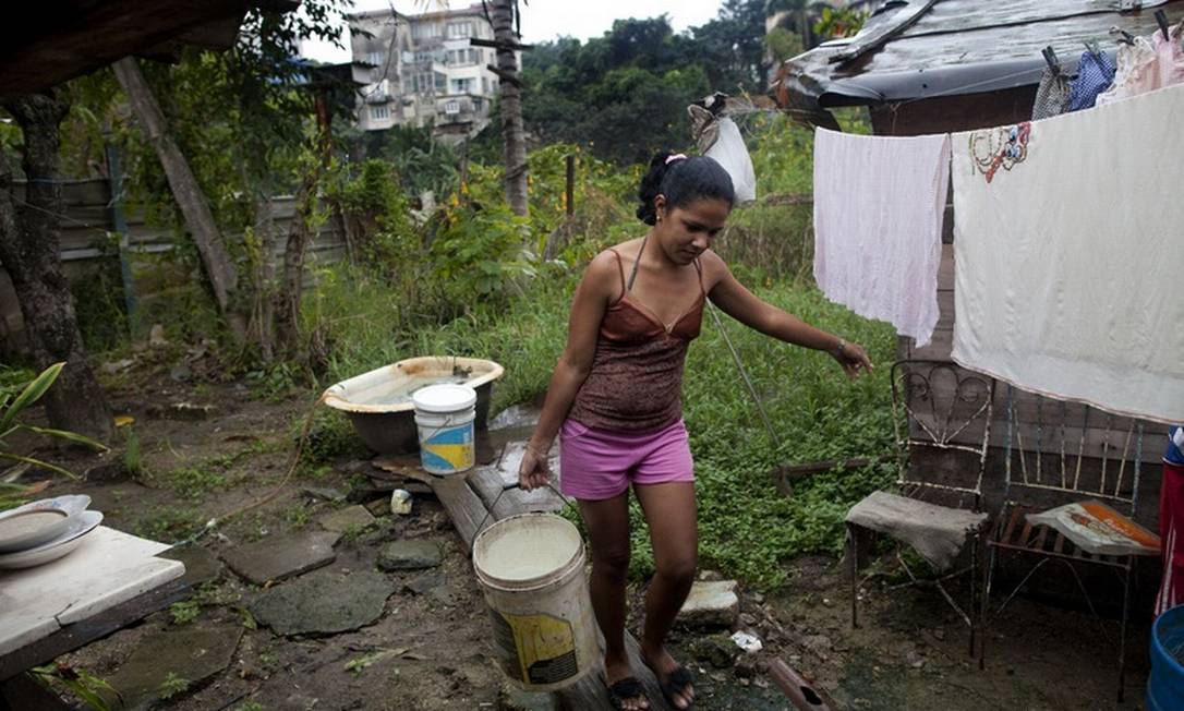
Ibelsi Rodriguez leva balde de água para sua casa, em favela em Havana
Foto:
/
Eliana Aponte/The New York Times
