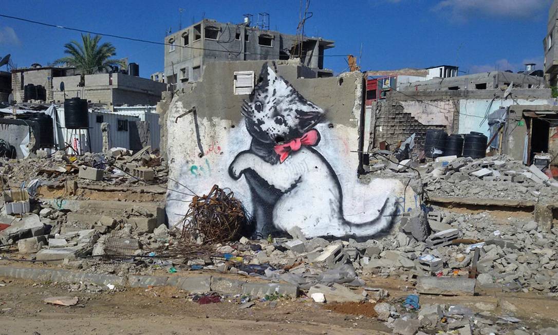 Gatinho grafitado por Banksy em meio a escombros na Faixa de Gaza Foto: Reprodução banksy.co.uk