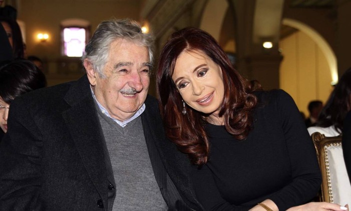 Argentine President Cristina Fernandez de Kirchner (R) and Uruguay's Jose Mujica attend a te deum at the end of new Paraguayan President Horacio Cartes' inauguration, in Asuncion, on August 15, 2013. AFP PHOTO/JORGE ROMERO Foto: JORGE ROMERO / AFP