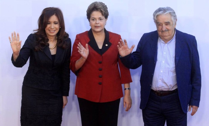 Argentina's President Cristina Fernandez, left, Brazil's President Dilma Rousseff, center, and Uruguay's President Jose Mujica wave as they pose for a picture at the Mercosur summit in Mendoza, Argentina, Friday, June 29, 2012. Leaders of the four-nation are discussing the idea of sanctioning Paraguay's new government for ousting its president in a quick impeachment trial last week. (AP Photo/Nicolas Galuya) Foto: Nicolas Galuya / AP