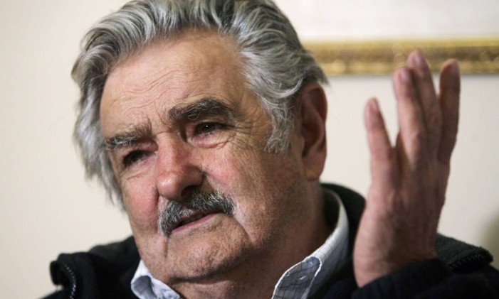 Former guerrilla leader and Uruguay's leading presidential candidate Jose Mujica gestures during a Reuters interview in Montevideo September 7, 2009. Mujica, a 74-year-old blunt-talking senator who was jailed during a 1973-85 military dictatorship, is hoping to keep the country's leftist ruling coalition in power. Picture taken September 7, 2009. REUTERS/Andres Stapff (URUGUAY) Foto: ANDRES STAPFF / REUTERS