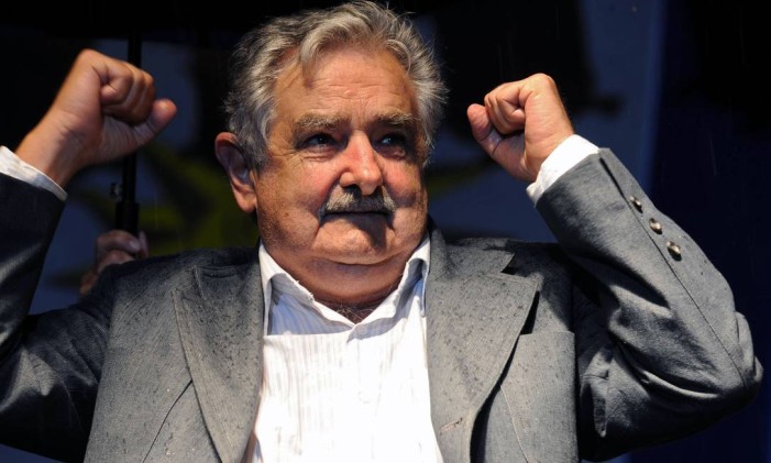 This file picture shows Uruguayan president-elect, Jose Mujica of the ruling Frente Amplio (Broad Front) party, celebrating his victory in the presidential run-off elections in Montevideo on November 29, 2009. Mujica - a former guerrilla leader of the Tupamaro movement - is due to take office next March 1, marking the begining of a second term for the ruling left-wing Frente Amplio coalition. AFP PHOTO/Pablo PORCIUNCULA Foto: PABLO PORCIUNCULA / AFP