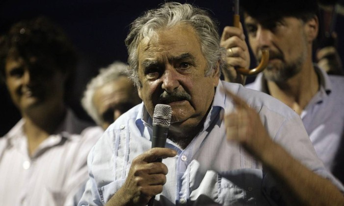Jose Mujica, former left-wing guerrilla fighter and current candidate for Uruguay's ruling party Frente Amplio, gestures during a political rally in Maldonado city November 25, 2009. Mujica, a 74-year-old senator who was jailed during Uruguay's 1973-85 military dictatorship, faces a presidential run-off against conservative former center-right president Luis Lacalle to steer one of Latin America's most stable economies. REUTERS/Andres Stapff (URUGUAY POLITICS ELECTIONS) Foto: ANDRES STAPFF / REUTERS
