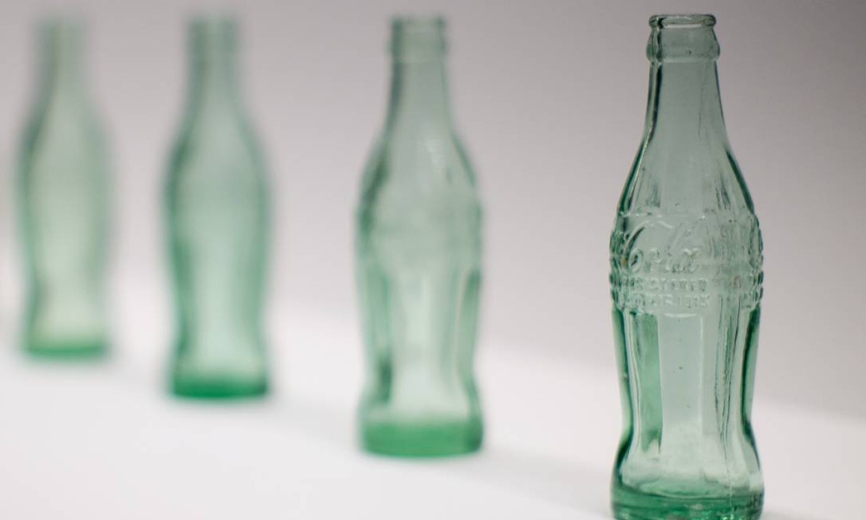 Centenária, garrafa de vidro da Coca-Cola inspira exposição em