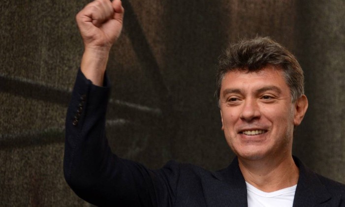 Boris Nemtsov durante um ato anti-Putin em 2012 Foto: KIRILL KUDRYAVTSEV / AFP