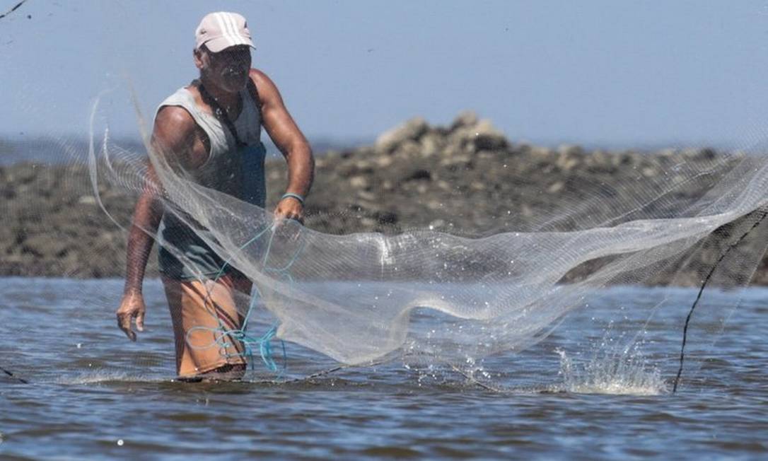 Pescador na Baía de Sepetiba: mais produtiva do que a da Guanabara Foto: Pedro Kirilos / Agência O Globo