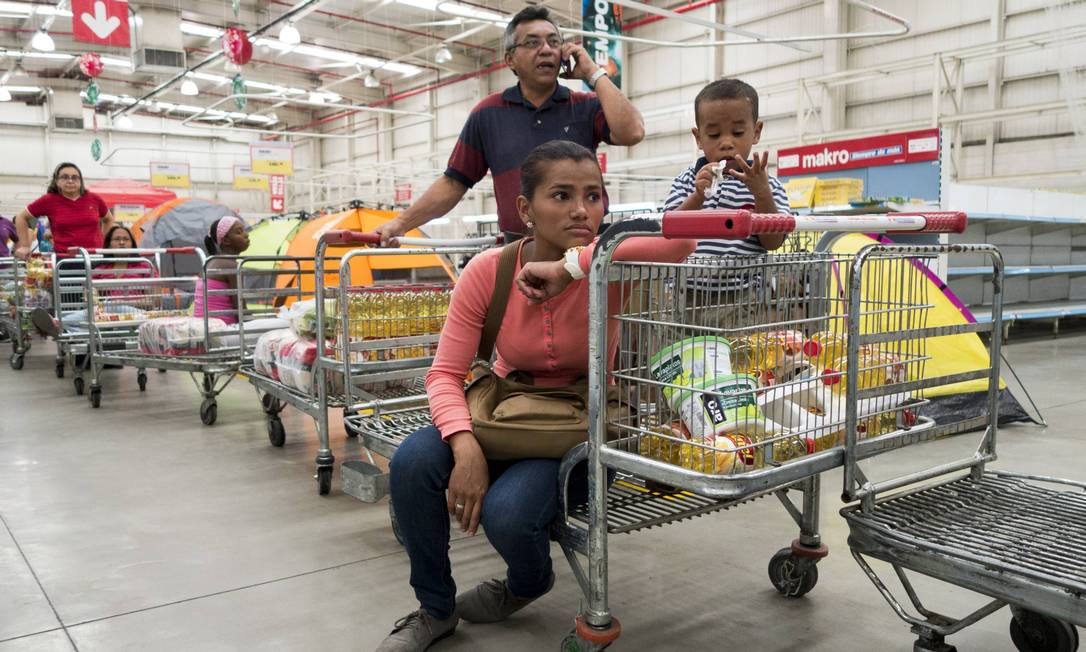 
Com a escassez de produtos e rodízio de compras, clientes aguardam em uma fila num supermercado de Caracas
Foto:
JORGE SILVA
/
Reuters
