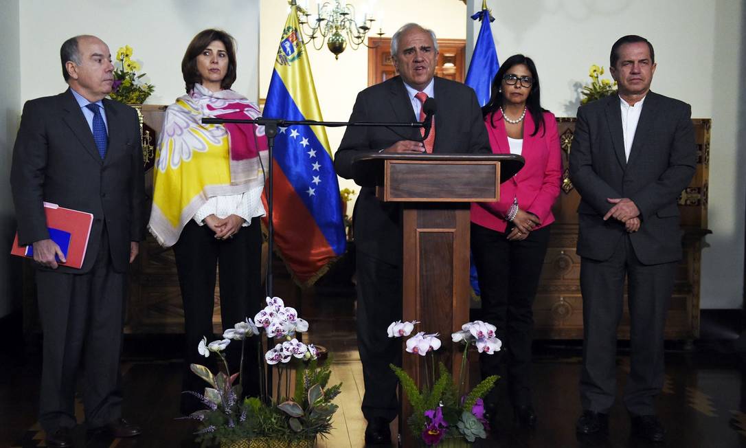Secretário-geral da Unasul, Ernesto Samper (centro), ao lado de chanceleres de Brasil, Colômbia, Venezuela e Equador, em Caracas Foto: JUAN BARRETO / AFP