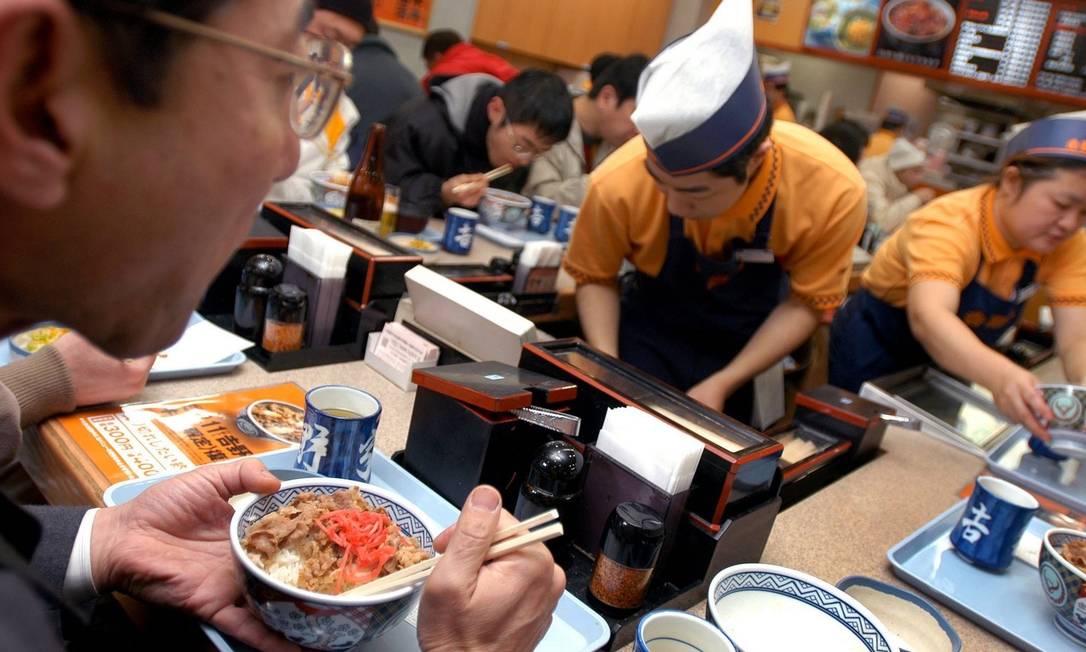 Bodas de prata. Clientes no Yoshinoya Beef Restaurant, em Tóquio: tigela de arroz com carne e cebolas, o gyundon, subiu pela primeira vez em 25 anos Foto: ANDY RAIN / Andy Rain/Bloomberg News/Arquivo