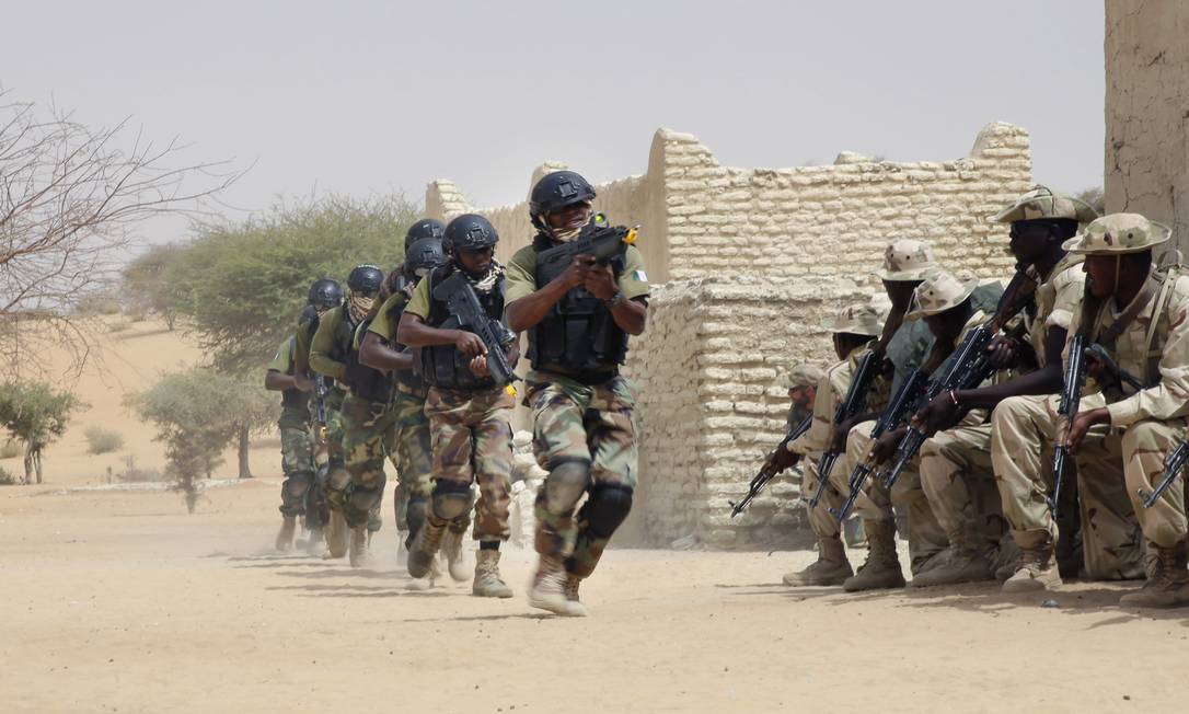 
Forças especiais da Nigéria marcham em frente a soldados do Chade durante exercício no Chade
Foto:
/
AP/Jerome Delay
