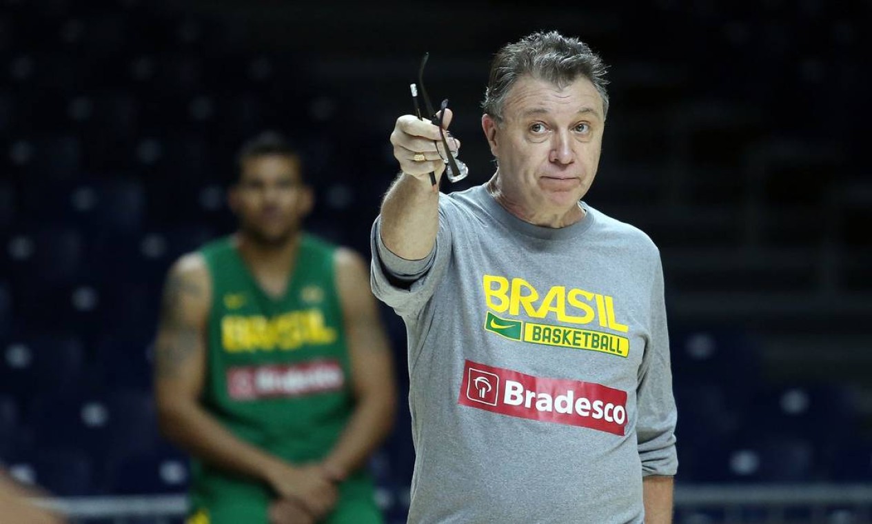 Com Varejão, novo treinador convoca seleção masculina de basquete