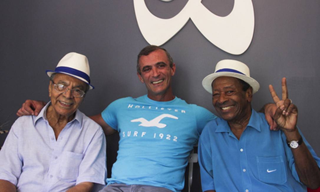 Paulo Barros junto a Monarco y Nuca da Portela: ahora es la foto azul y blanca de Oswaldo Cruz y Madurera: Paulinho Thomas / Nota de prensa