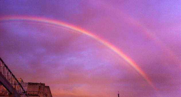 Arco-íris duplo é visto no céu da Inglaterra no dia da morte da