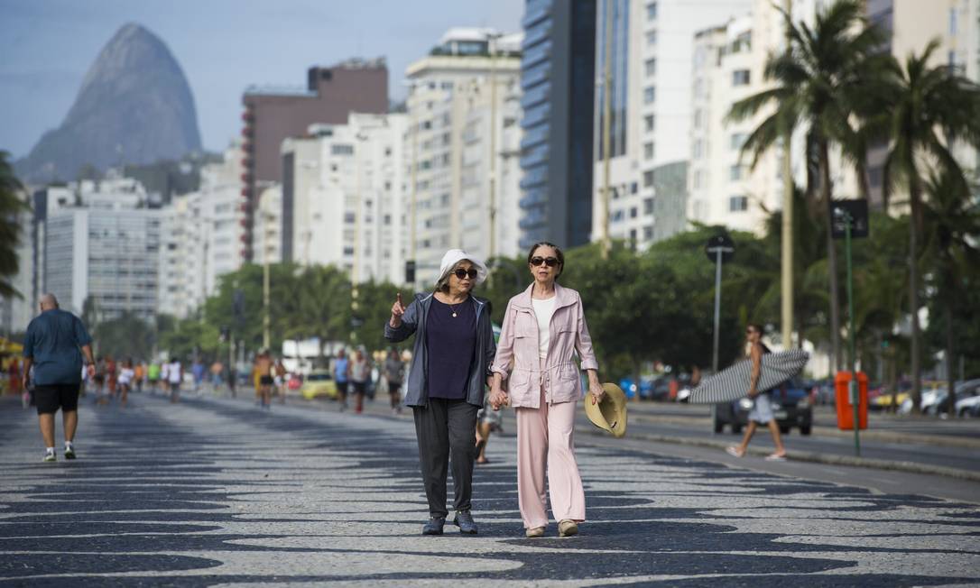Teresa e Estela caminham de braços dados. Foto: Divulgação/TV Globo/Estevam Avellar