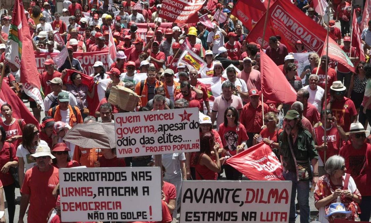 Movimentos sociais fazem manifestação em Recife em defesa da Petrobras e do governo Dilma Foto: Hans von Manteuffel / O Globo