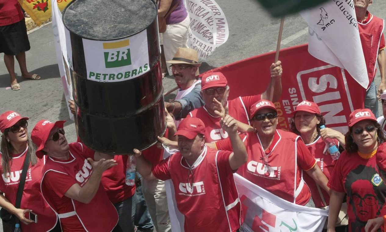 Os manifestantes também pediram a reforma política Foto: Hans von Manteuffel / Agência O Globo