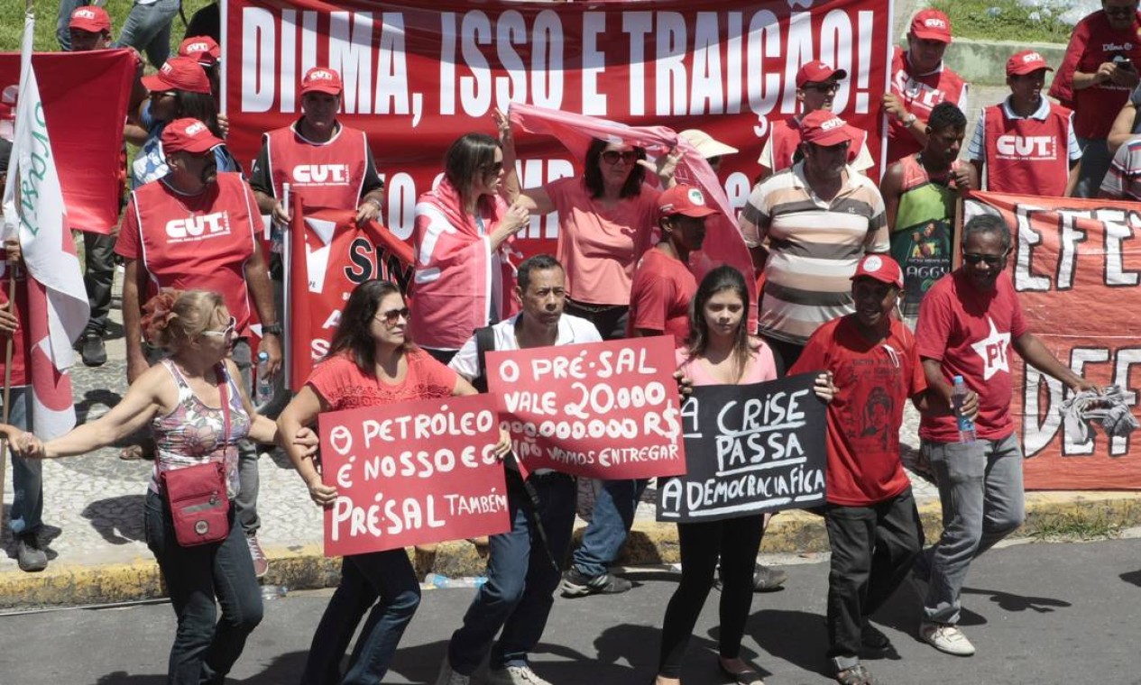 Manifestantes levaram cartazes em defesa da democracia Foto: Hans von Manteuffel / Agência O Globo