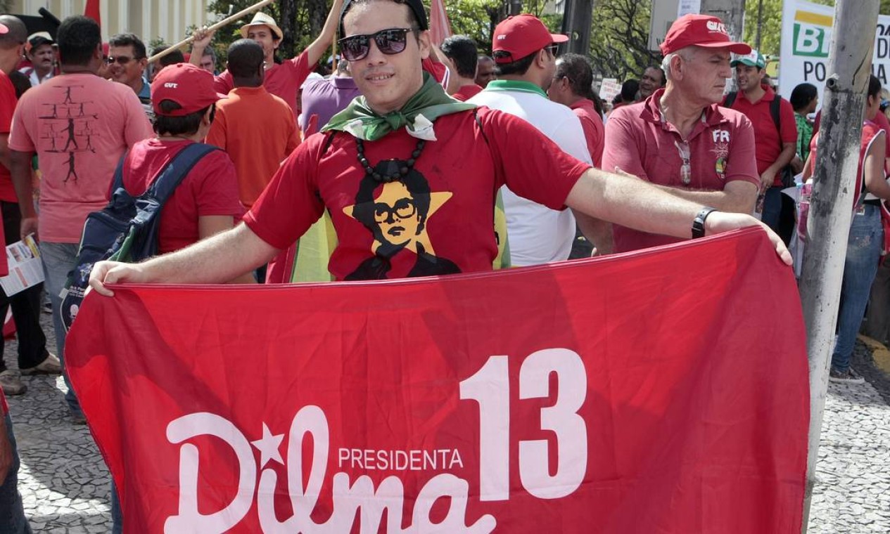 Defensores do governo Dilma levaram bandeiras da última campanha eleitoral Foto: Hans von Manteuffel / Agência O Globo