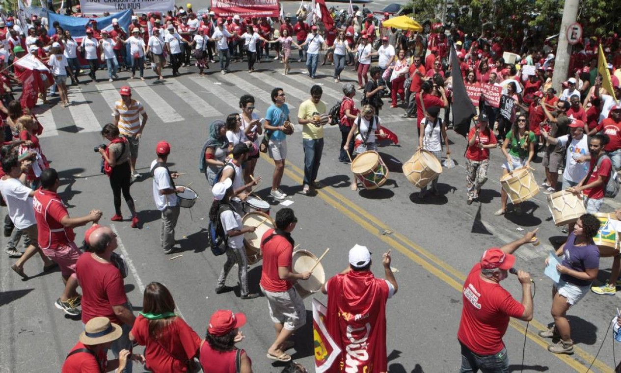 O protesto contou com rodas de ciranda e maracatu, símbolos da cultura pernambucana Foto: Hans von Manteuffel / Agência O Globo