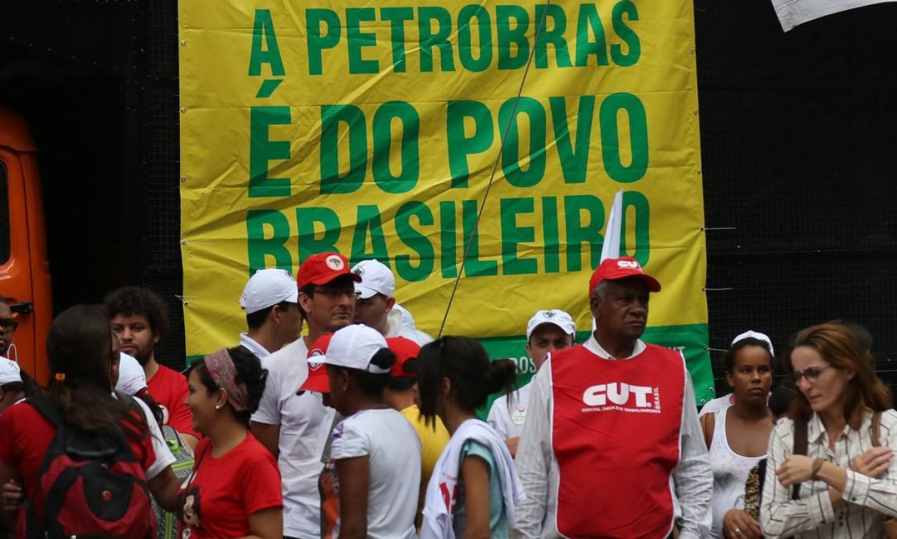 Participam do protesto sindicalistas da CUT e outras quatro entidades sindicais, além de integrantes do MST e representantes da UNE Foto: Fernando Donasci / Agência O Globo