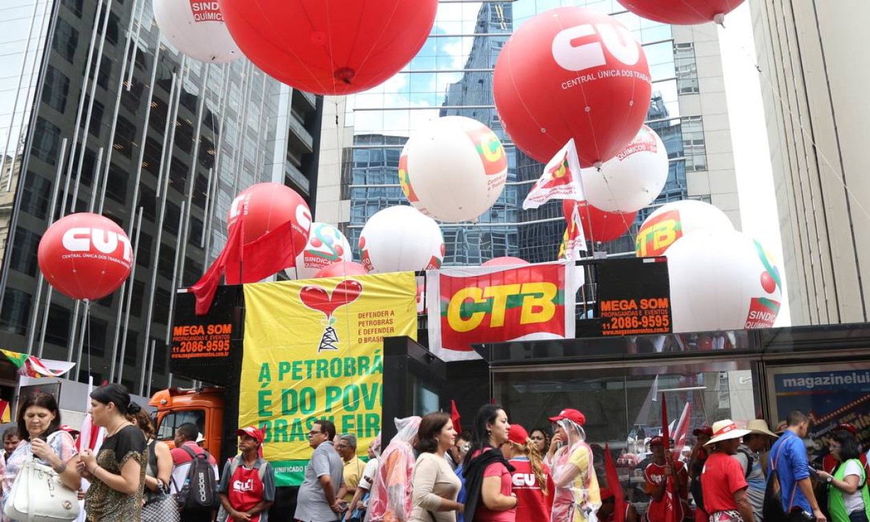 Manifestantes colocaram adesivos na roupa com dizeres como "Petrobras é do povo!" e "Dilma fica" Foto: Fernando Donasci / Agência O Globo