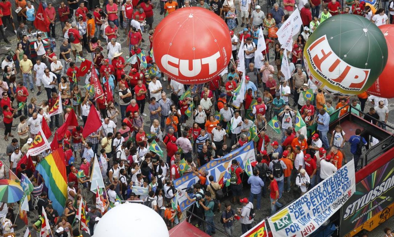 Há muitas pessoas com camisa da CUT e do Sindicato dos petroleiros do Norte Fluminense Foto: Pablo Jacob / O Globo