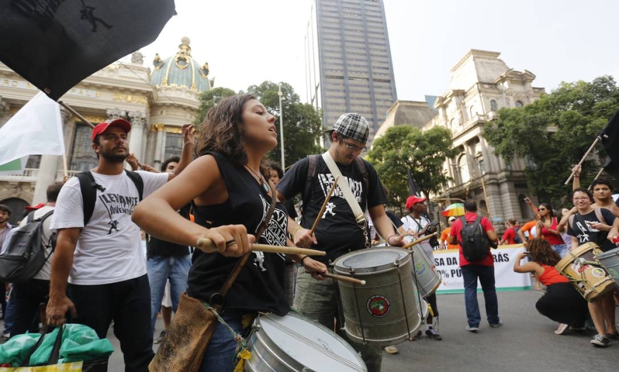 O protesto no Rio contou com uma pequena bateria Foto: Pablo Jacob / O Globo