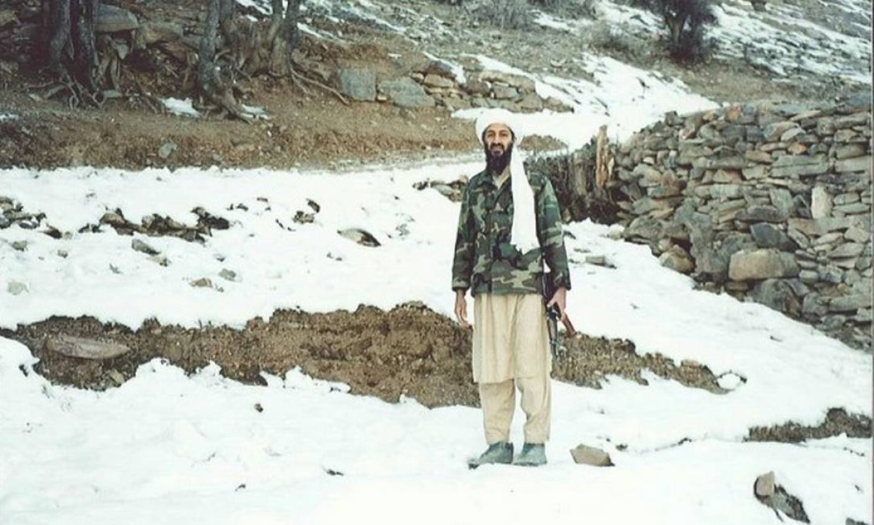 Osama bin Laden carrega um rifle Kalashnikov nas montanhas nevadas de Tora Bora, no Leste do Afeganistão Foto: US ATTORNEY'S OFFICE/SOUTHERN DISTRICT OF NEW YORK