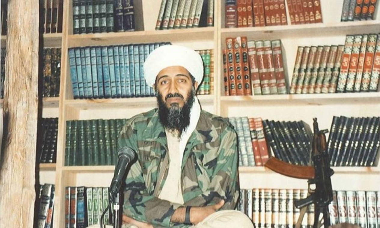 Bin Laden em seu esconderijo no Afeganistão, durante gravação de comunicado em vídeo Foto: US ATTORNEY'S OFFICE/SOUTHERN DISTRICT OF NEW YORK