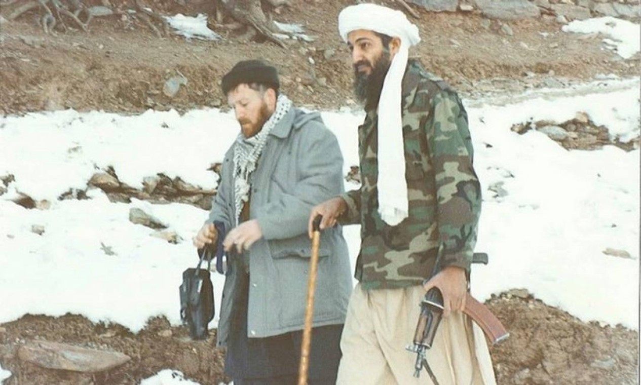 Com um rifle na mão esquerda e uma bengala na direita, bin Laden caminha ao lado do sírio Abu Musab al-Suri, que comandava campos de treinamento da al-Qaeda no Afeganistão Foto: US ATTORNEY'S OFFICE/SOUTHERN DISTRICT OF NEW YORK