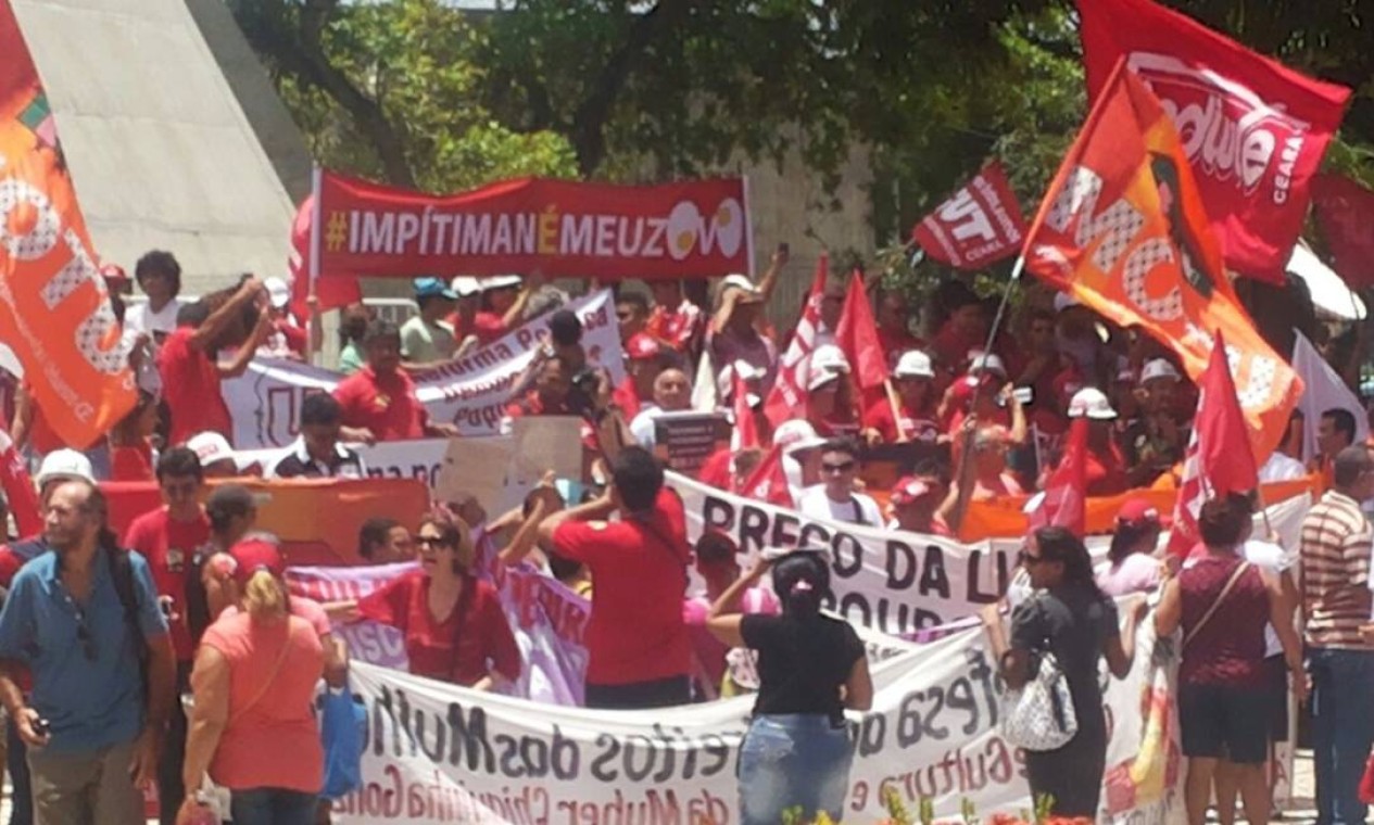 Em Fortaleza, o protesto reuniu mais de 30 entidades e cerca de 700 pessoas, segundo a PM Foto: Thays Lavor