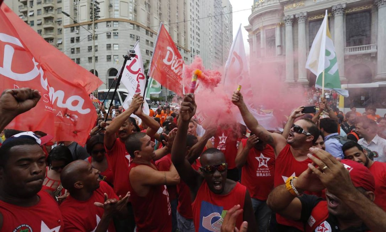 Manifestantes soltam fumaça vermelha na Cinelândia Foto: Pablo Jacob / Agência O Globo