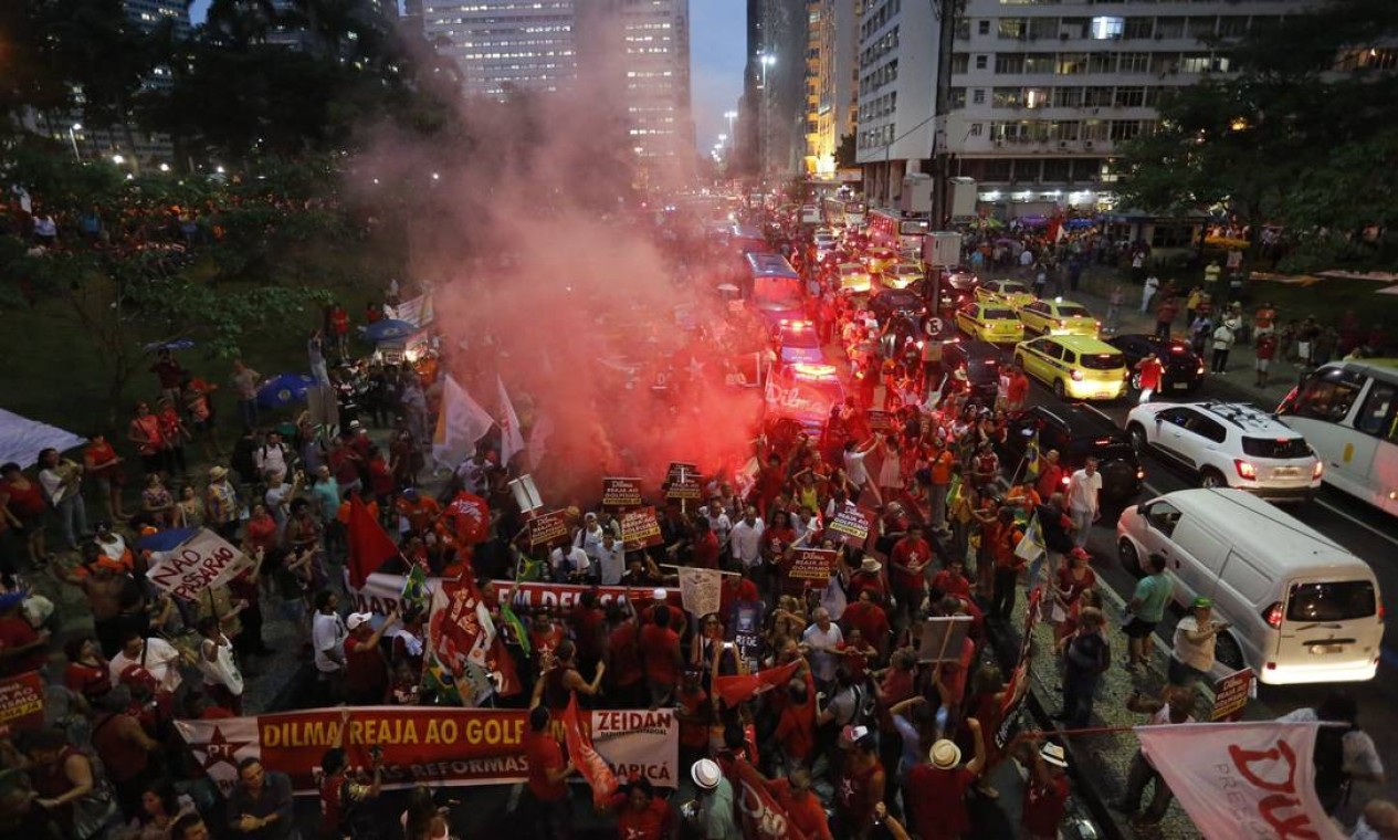 Meia pista da Avenida Chile foi ocupada pela manifestação Foto: Pablo Jacob / Agência O Globo