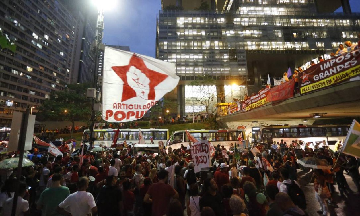 Manifestantes se reúnem em frente à sede da Petrobras Foto: Pablo Jacob / Agência O Globo