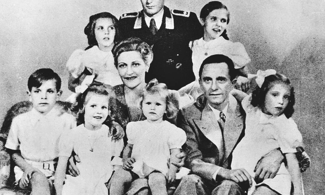 
Família unida na morte. Magda e Joseph Goebbels com os filhos: Só Harald (de uniforme), filho do primeiro casamento de Magda com magnata herdeiro da BMW, sobreviveu
Foto:
/ Reprodução