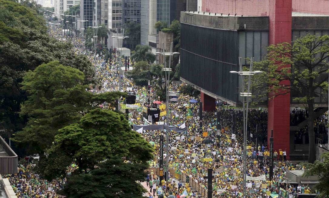 Manifestantes protestam contra a presidente Dilma Rousseff na Avenida Paulista, em São Paulo Foto: PAULO WHITAKER / REUTERS
