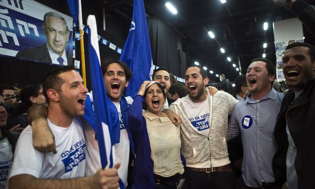 Celebração na sede do Likud. Números de boca de urna mostram partido do primeiro-ministro, Benjamin Netanyahu, com maior número de cadeiras no Knesset Foto: NIR ELIAS / REUTERS
