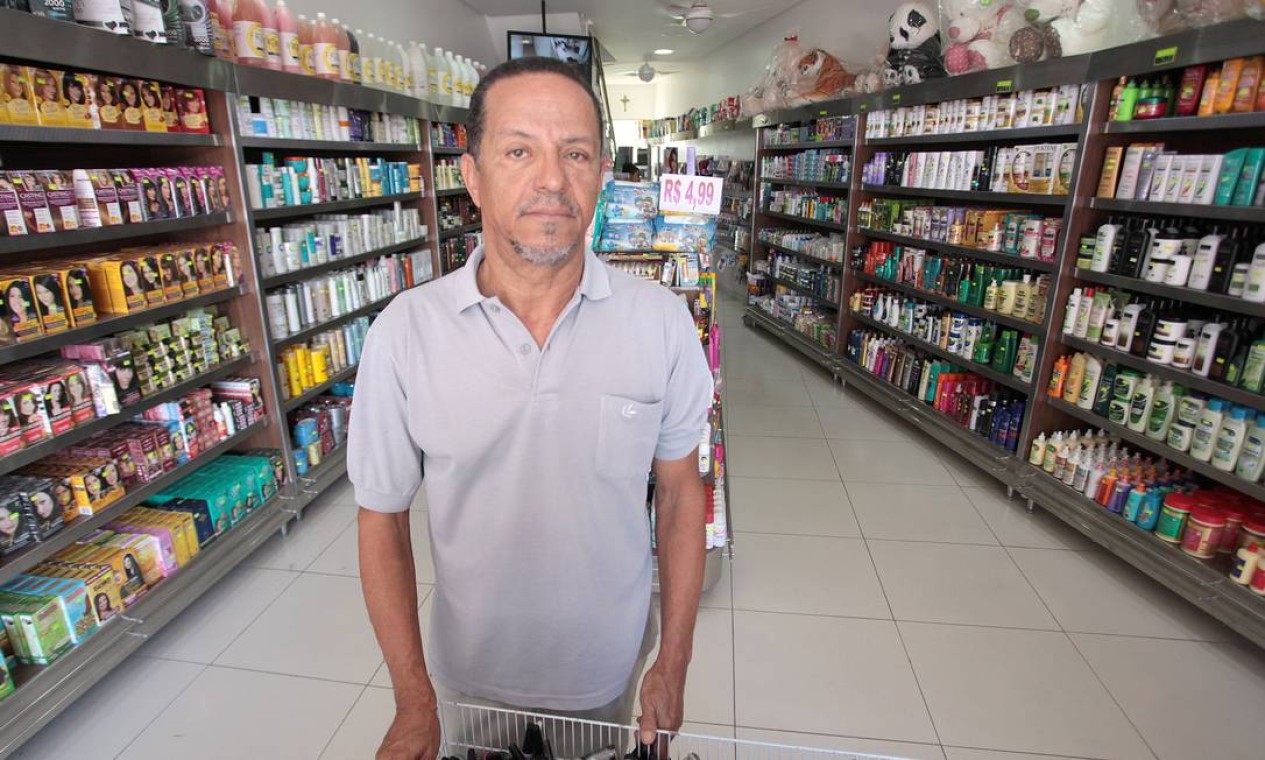 Edvaldo Queiroz de Santana é dono do bazar Santa Rita e da loja de cosméticos Dele e Dela, onde as vendas caíram 20% Foto: Hans von Manteuffel / Agência O Globo