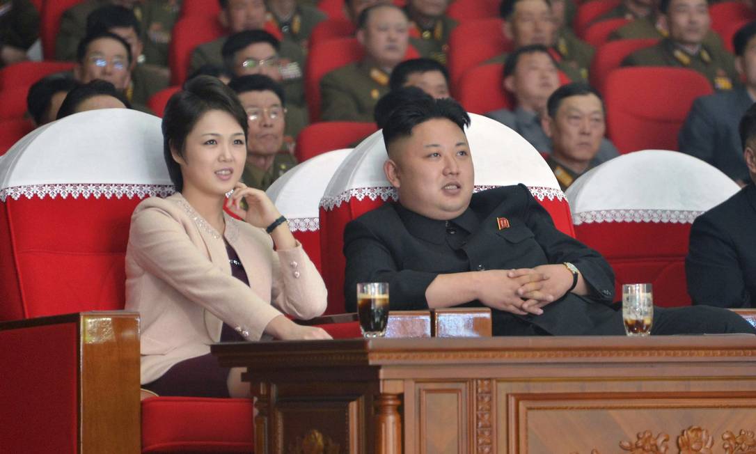 Líder norte-coreano Kim Jong Un ao lado da mulher, Ri Sol Ju. Embaixador afirmou que país está "pronto para guerra nuclear" Foto: REUTERS