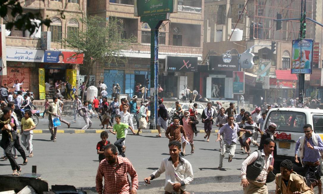 Manifestantes anti-houthi nas ruas de Taiz. Seis pessoas morreram e mais de cem ficaram feridas em protestos contra grupo xiita Foto: STRINGER / REUTERS