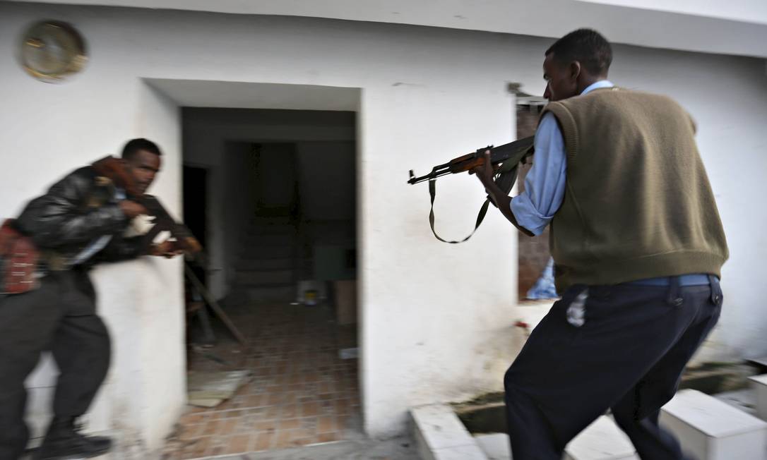 Policiais invadem canto do hotel em Mogadíscio Foto: FEISAL OMAR / REUTERS