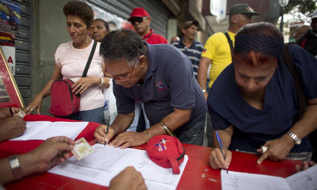 Filas no centro de Caracas na campanha por assinaturas contra o decreto do governo americano que classificou a Venezuela como "uma ameaça". Maduro espera atingir recorde de 10 milhões de assinaturas Foto: Ariana Cubillos / AP