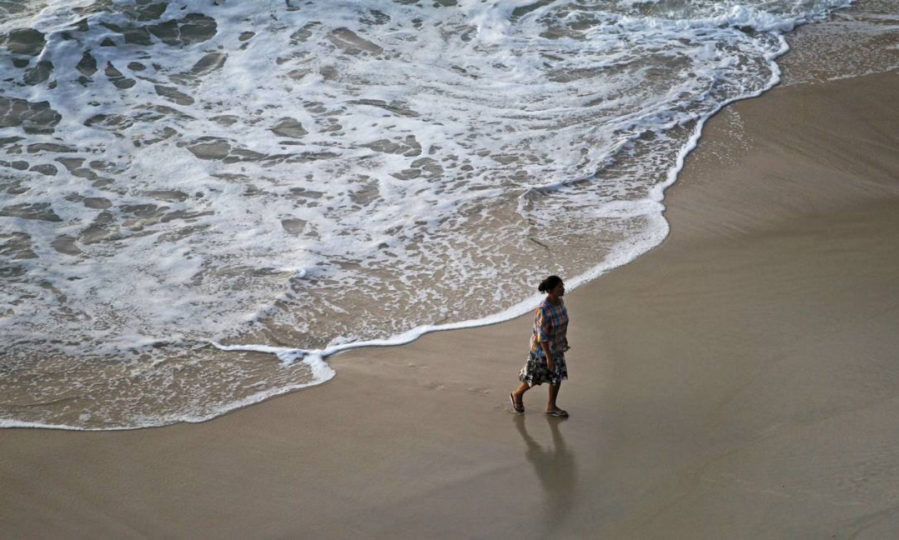 Solitária, mulher caminha na Praia do Vidigal Foto: Thiago Lontra / Agência O Globo