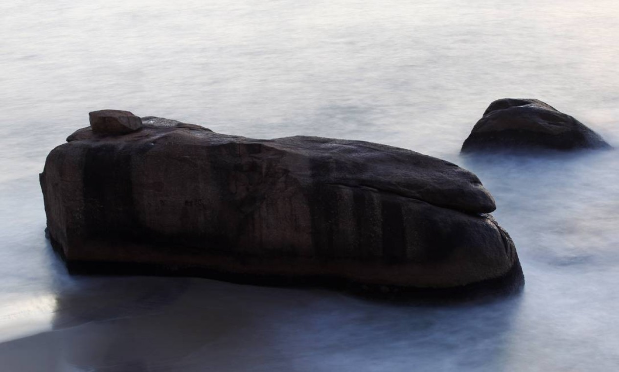 Na Praia do Vidigal, choque entre a água e as pedras formam belas imagens Foto: Thiago Lontra / Agência O Globo