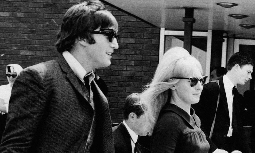 John Lennon e Cynthia em foto de 1964 Foto: Victor Boynton / AP