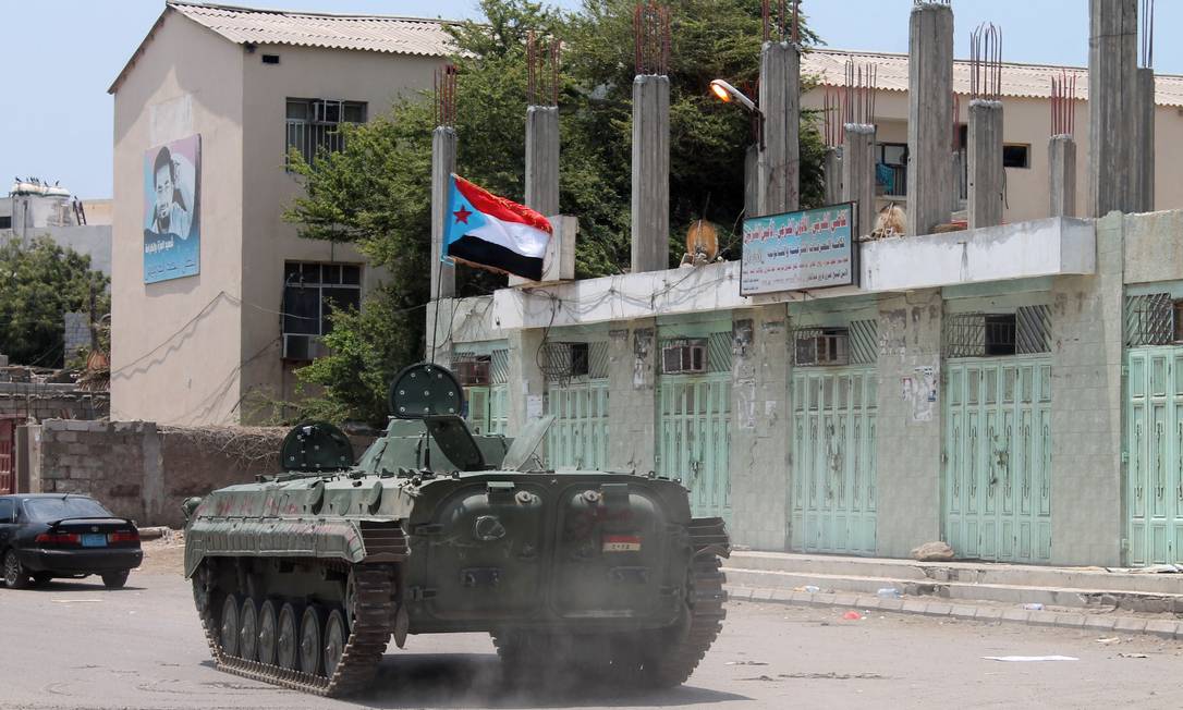 Um tanque carregando a bandeira separatista do movimento sulista cruza as ruas de Aden. Cidade no sul do Iêmen foi invadida por membros da milícia houthi nesta quarta-feira Foto: SALEH AL-OBEIDI / AFP