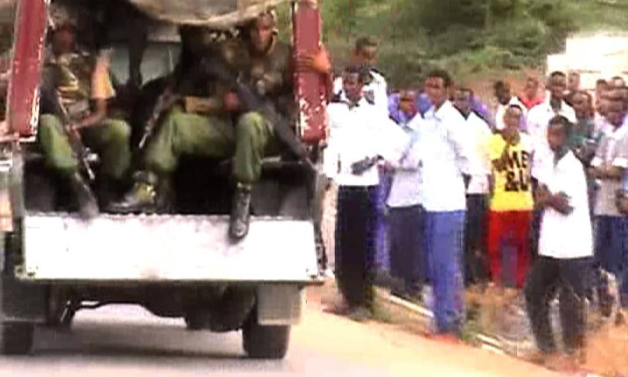 Imagem de vídeo mostra militares chegando à universidade, no Nordeste do Quênia. Porta-voz do Al-Shabaab disse que ataque era em represália a ações militares na Somália Foto: Anthony Makokha / AFP