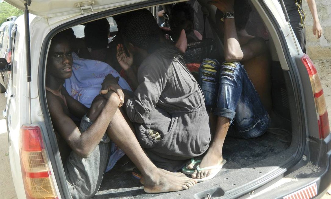 Estudantes da Universidade de Garissa se abrigam em um carro Foto: - / AP