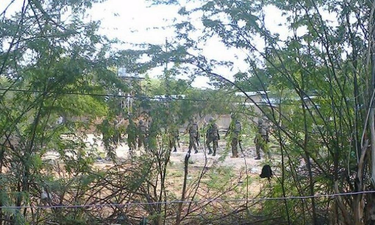 Soldados cercam a área do ataque Foto: - / REUTERS